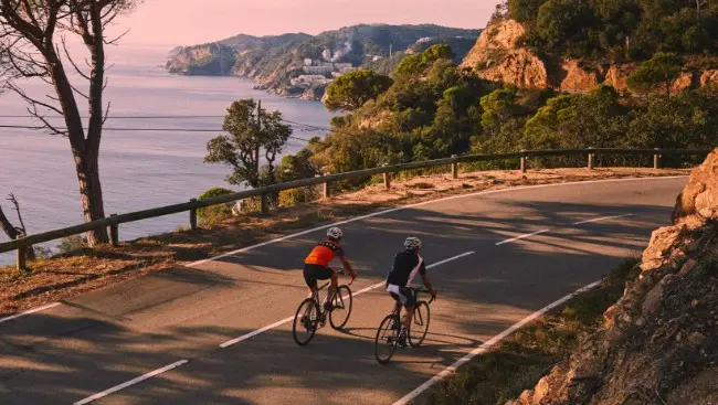 En Girona podras pedalear desde los Pirineos hasta playas del Mediterráneo