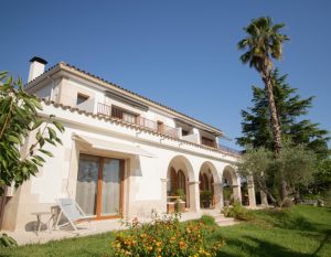 cycling girona montjuic boutique bb facade garden 300x233 1